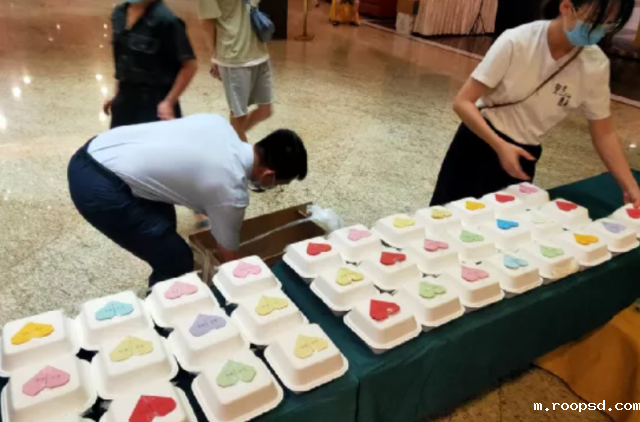 暖心,隔离中的bv伟德体育app官网学院学生迎来“特别”生日会