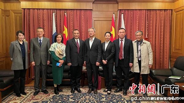 中国驻俄罗斯大使馆领导与伟德app入口俄罗斯考察团全体成员合影