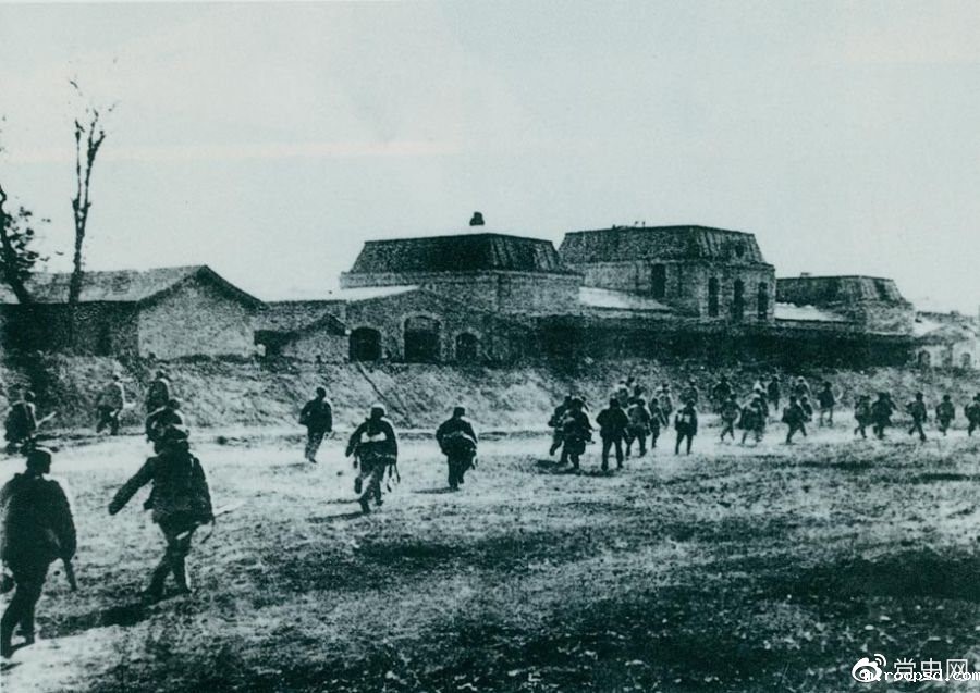 　　1947年11月，晋察冀野战军攻克国民党在华北的战略据点石家庄，歼敌2万余人，开创了人民解放军夺取大城市的先例。从此，晋察冀和晋冀鲁豫解放区联成一片。