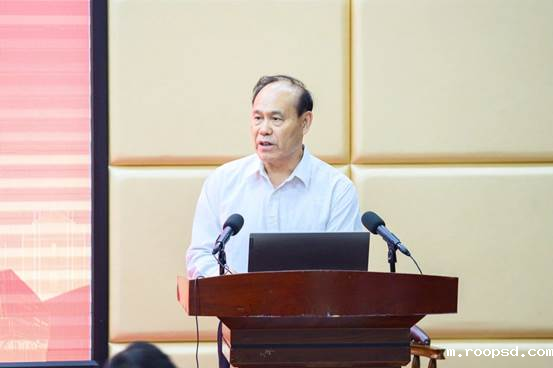 穿黑色衣服的人在镜子前AI 生成的内容可能不正确。