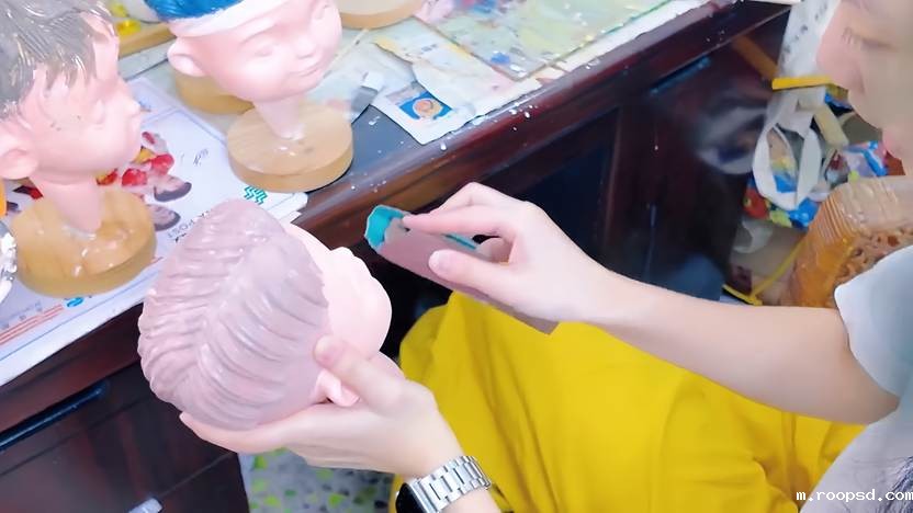 图4：传习所工作人员认真雕刻木偶