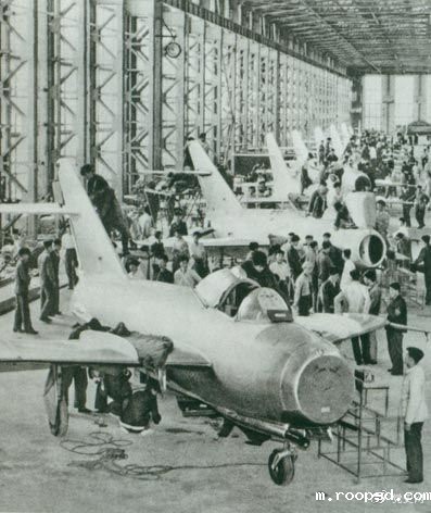 1956年7月19日,国产第一架喷气式战斗机在沈阳首次试飞成功,标志着中国具备了独立研制空军武器装备的能力。图为国产第一批喷气式飞机即将出厂。