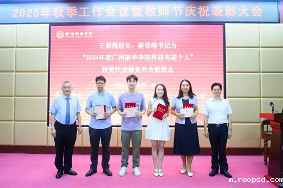 一群人站在屏幕前AI 生成的内容可能不正确。