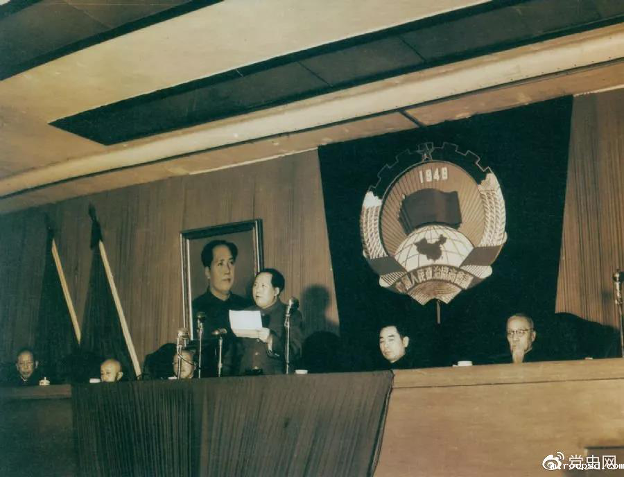 1953年2月7日,毛泽东在中国人民政治协商会议上发表讲话。