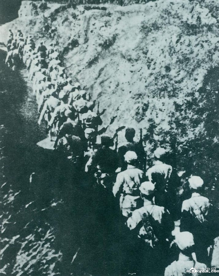 1937年9月25日，八路军第一一五师主力在晋东北取得平型关大捷，歼灭日军1000余人，打破了日军“不可战胜”的神话。图为向平型关挺进的第一一五师。