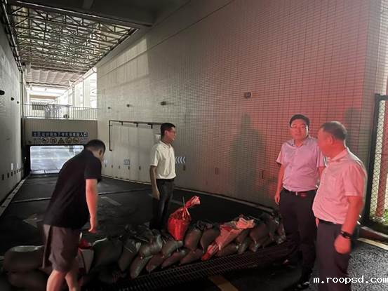 一群人坐在行李箱上AI 生成的内容可能不正确。