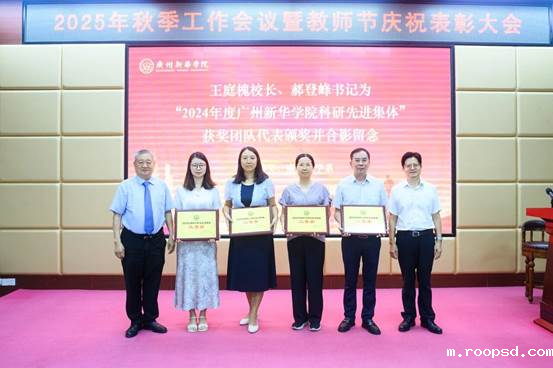 一群人站在一起AI 生成的内容可能不正确。