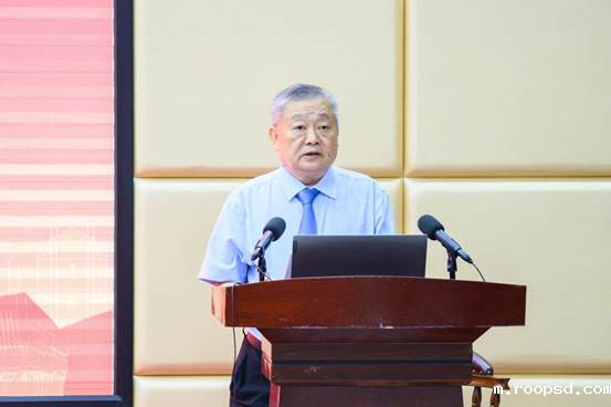 电脑前的人AI 生成的内容可能不正确。