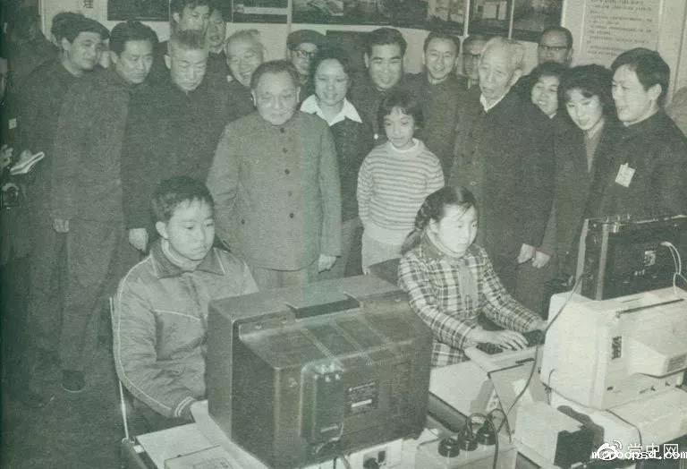 1984年2月16日,邓小平在上海观看小学生操作计算机时说:计算机的普及要从娃娃抓起。