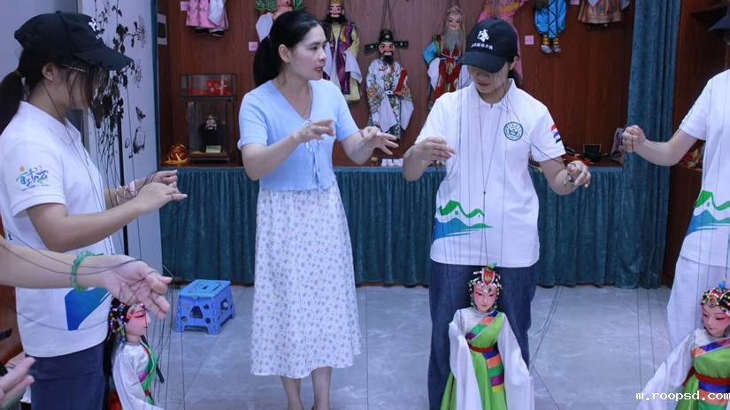 图2：传承人李伟平调整队员们的握线手型