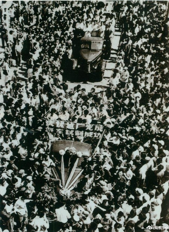 　　1956年7月13日，第一批国产“解放”牌汽车在长春第一汽车制造厂试制成功，结束了中国不能制造汽车的历史。图为7月14日，“解放”牌汽车开下生产线。