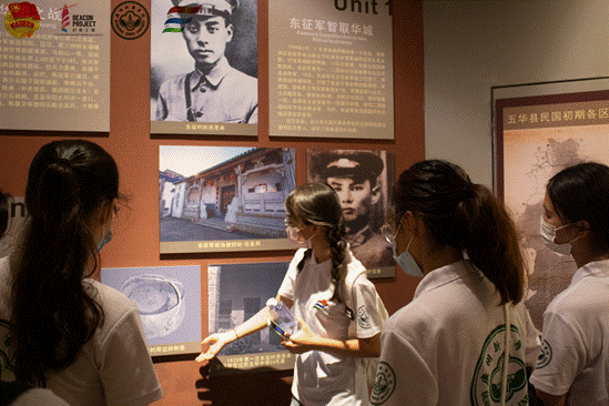 图6队员们参观展览,认真学习