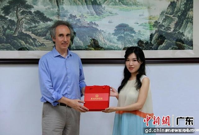 学校董事会董事、副校长刘婉莉(霖霖)向克劳迪奥·加布里埃尔教授敬赠纪念品(伟德app入口供图)