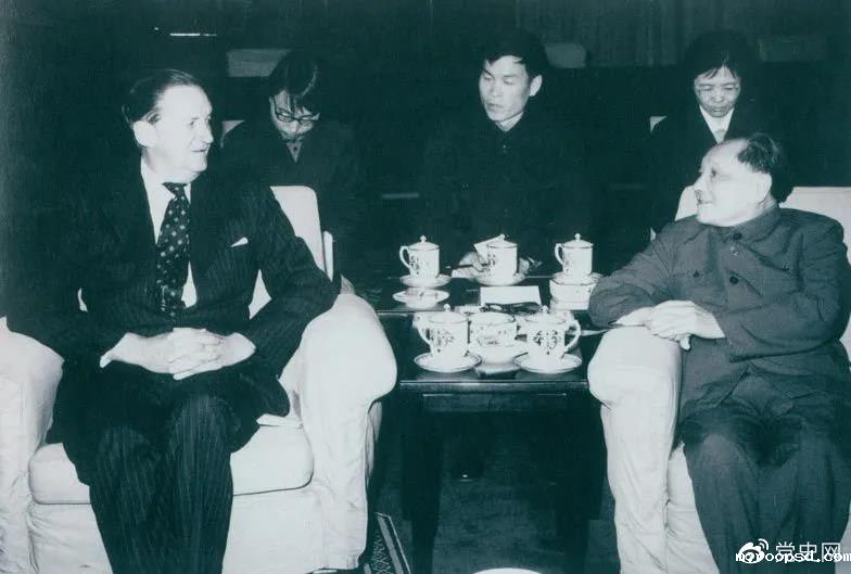 1979年3月29日，邓小平会见香港总督麦里浩。