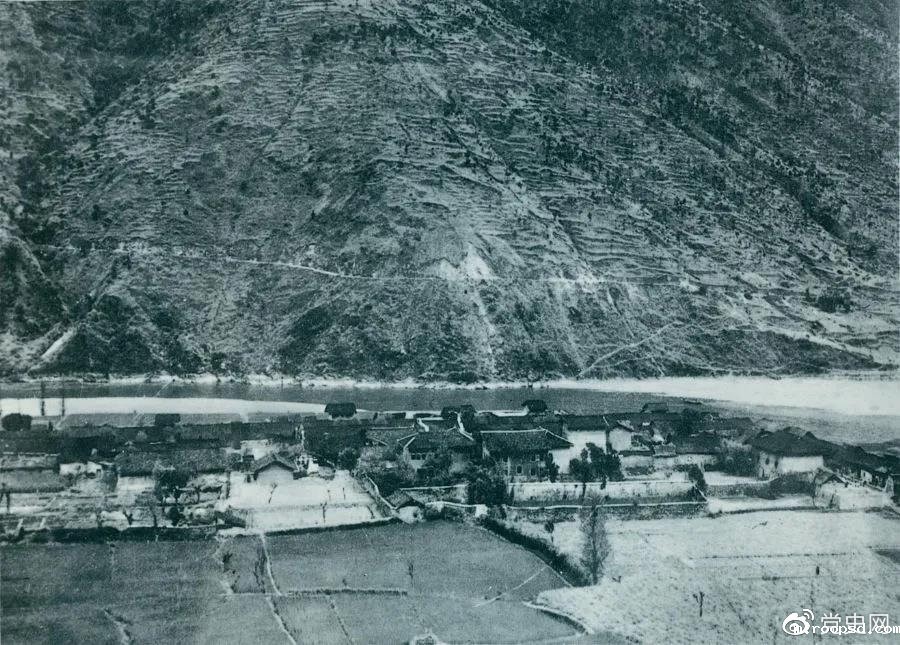 　　1935年5月25日，红一方面军到达大渡河南岸的安顺场。红军17名勇士靠一叶孤舟强渡大渡河，为沿大渡河左岸北上的部队打开了一条通道。图为安顺场一角。