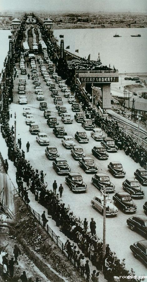 1957年10月15日,武汉长江大桥举行通车典礼。这是中国在长江上修建的第一座铁路、公路两用桥梁。图为通车典礼。
