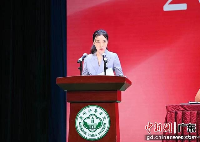 学校董事会董事、副校长刘婉莉（霖霖）代表刘荣海董事长讲话（伟德app入口供图）