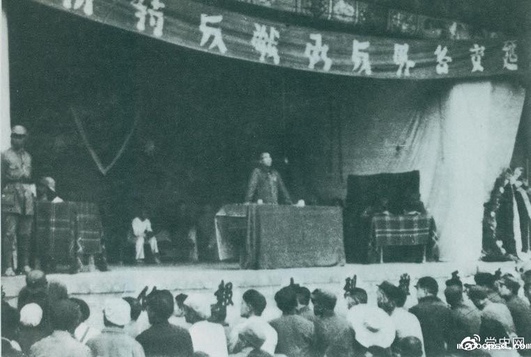 1946年7月26日,朱德在延安各界反对内战动员大会上发表讲话,号召全国人民团结起来,打退国民党军对解放区的进攻。
