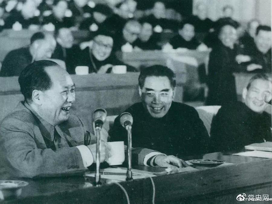1962年初,毛泽东和周恩来、陈云在中共中央召开的扩大的中央工作会议(即七千人大会)上。