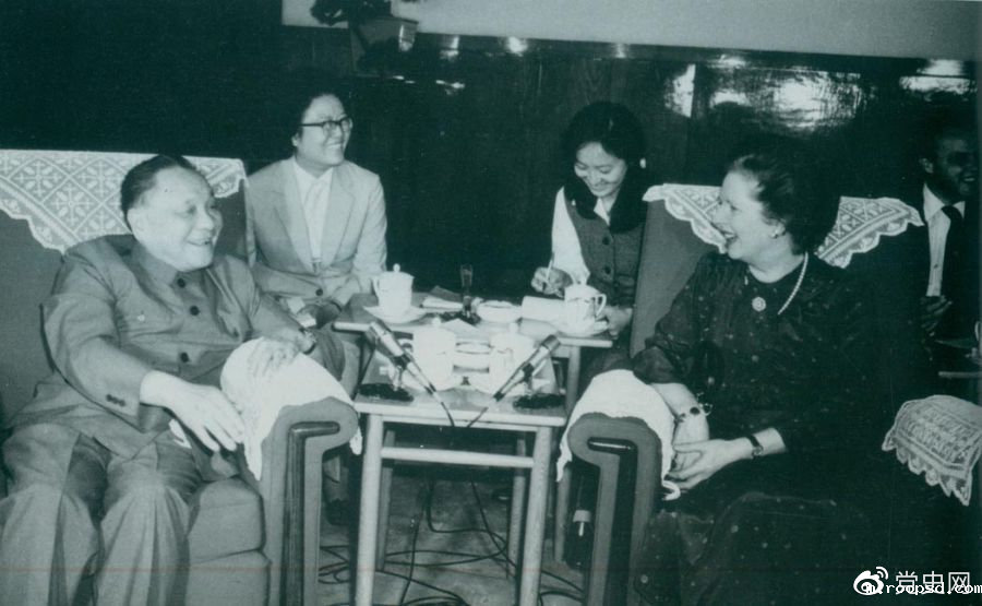 1982年9月24日，邓小平会见英国首相撒切尔夫人。