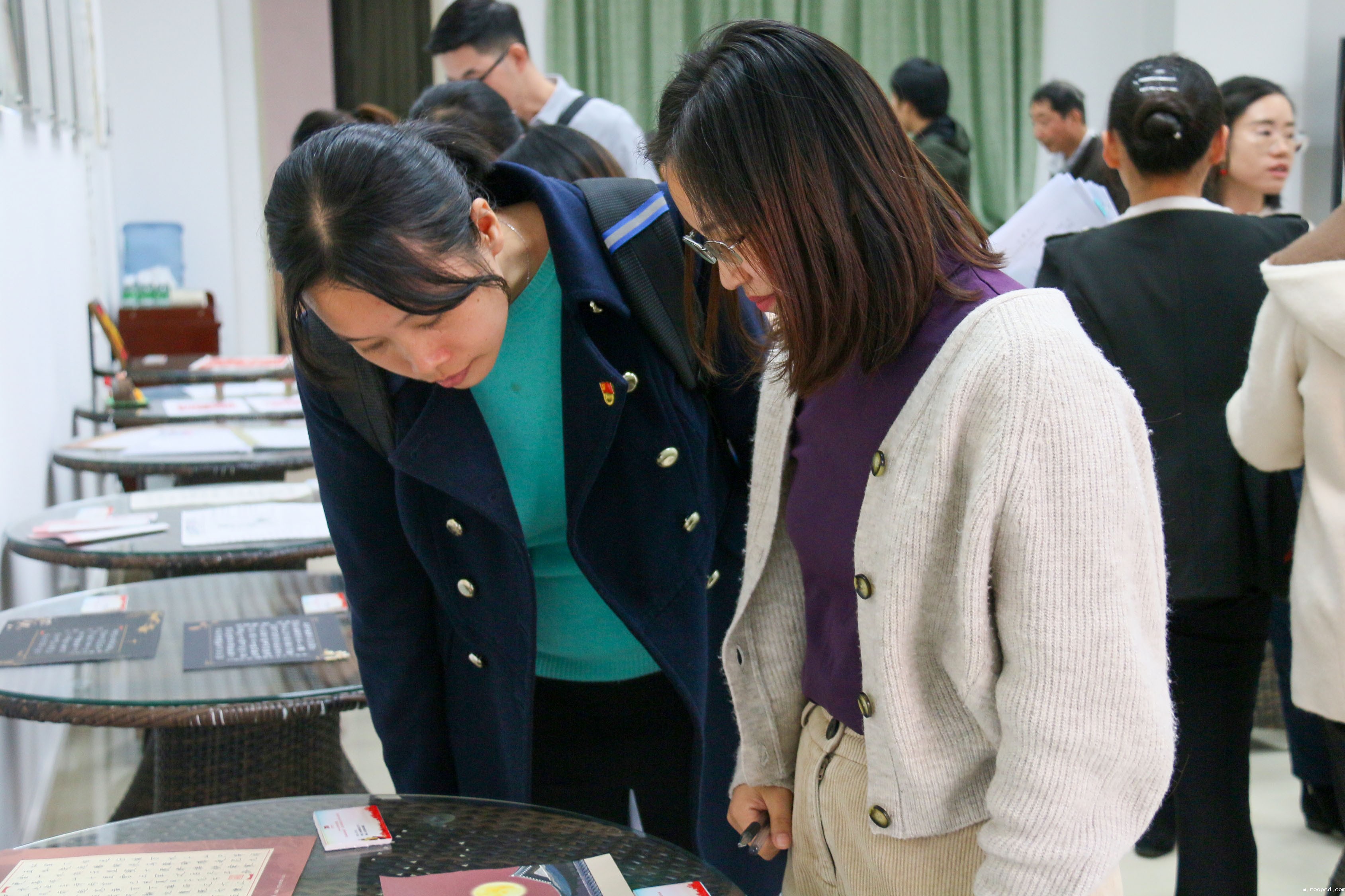 中大bv伟德体育app官网教师党员参观展览 (刘玉漩 摄影) 中大bv伟德体育app官网教师党员参观展览 (刘玉漩 摄影)