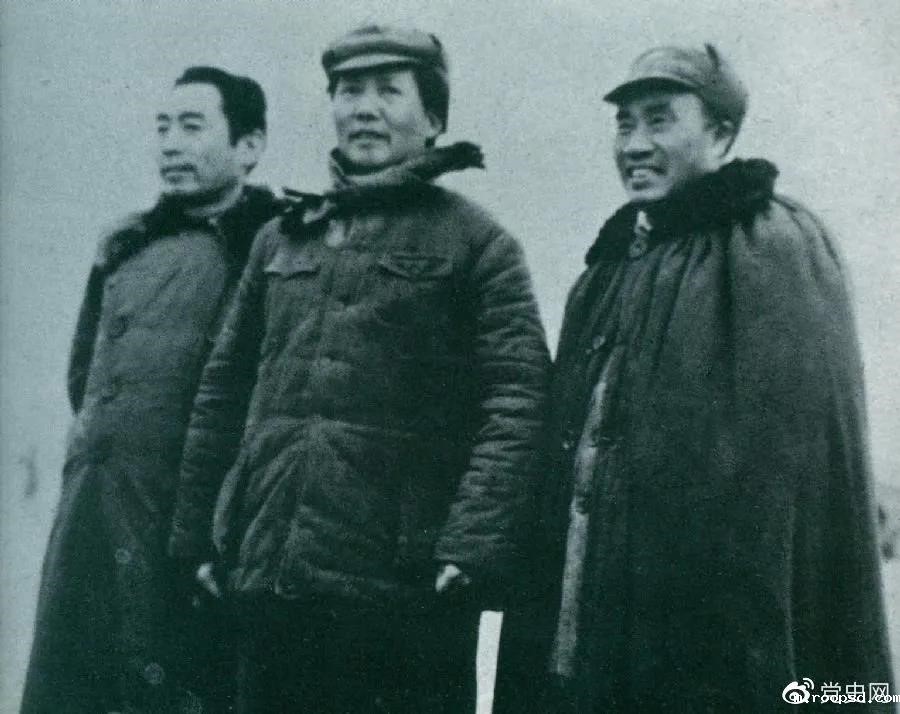 1946年3月4日，毛泽东和朱德、周恩来在延安机场。