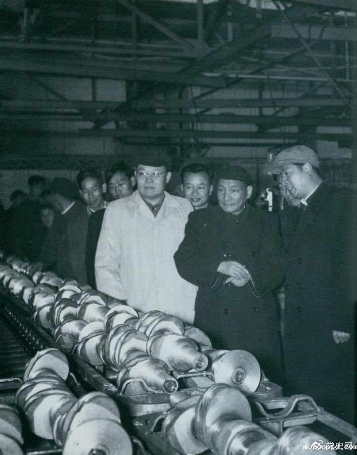 1957年10月，陈云视察长春第一汽车制造厂。