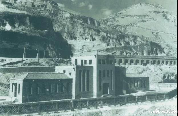 1945年2月3日 毛泽东主持中共六届七中全会主席团会议。图为全会会址:延安杨家岭中共中央办公楼。