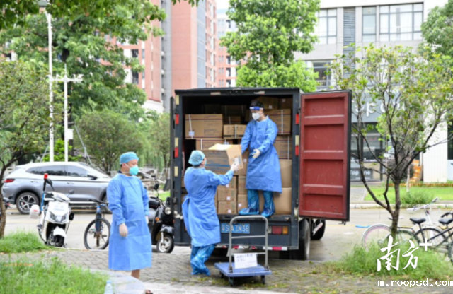 工作人员运送保障物资