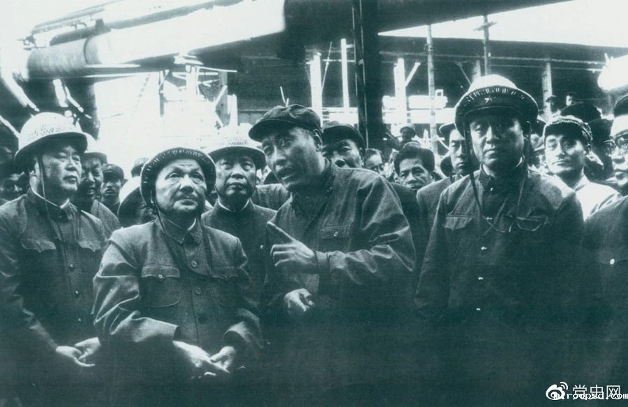 1978年9月18日，邓小平视察鞍山钢铁厂。