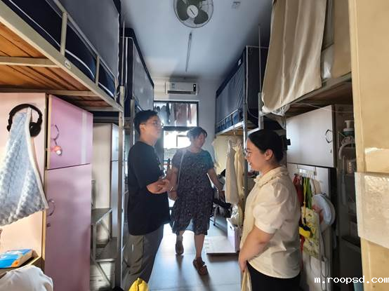 图片包含 室内, 人, 厨房, 站AI 生成的内容可能不正确。