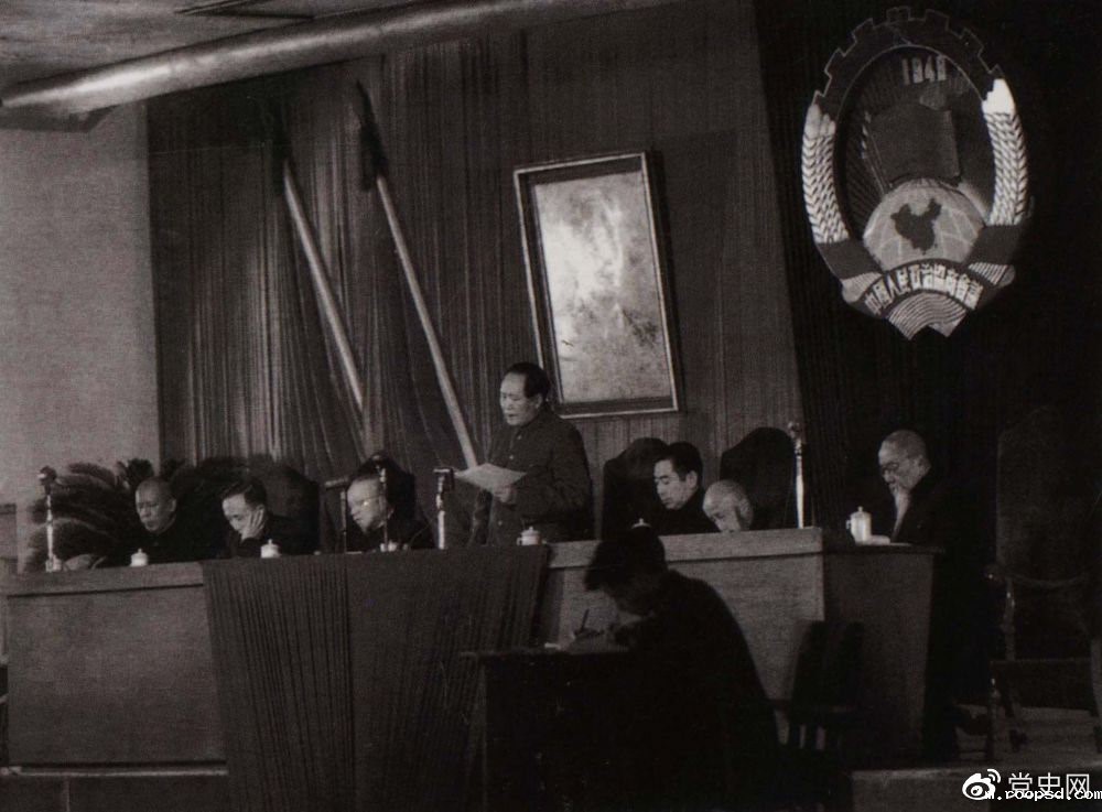 1951年10月23日，毛泽东在全国政协一届三次会议上致开幕词。