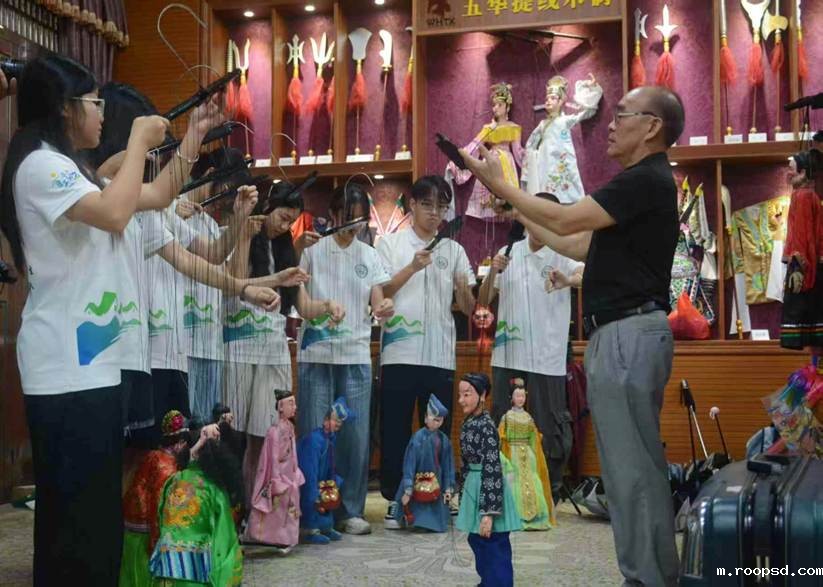 图1：国家级非遗传承人李新贤讲解提线木偶