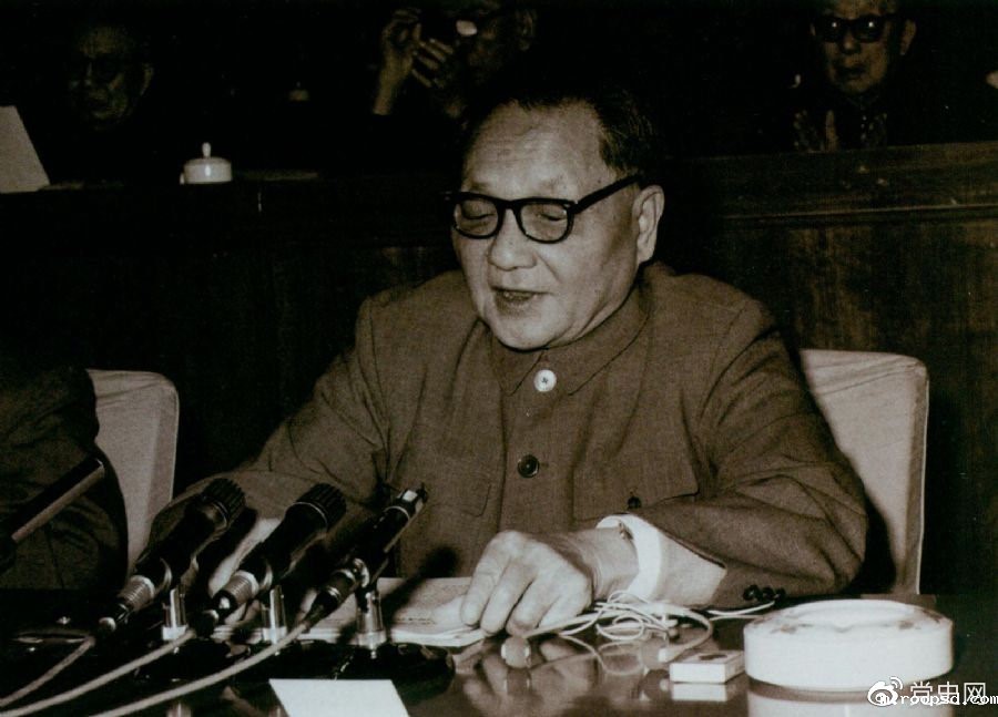 　　1979年10月，邓小平代表中共中央、国务院向中国文学艺术工作者第四次代表大会致祝词，希望文艺工作者中间有越来越多的同志成为名副其实的人类灵魂工程师。